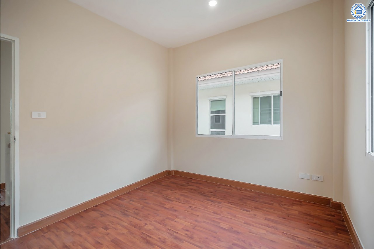 บ้านมือสองตกแต่งใหม่ โครงการ เพอร์เฟคพาร์ค วัดพระนอน จากแบรนด์ Property Perfect เนื้อที่ 35.8 ตร.ว. บ้านแฝดฟังก์ชันระดับบ้านเดี่ยว! 3 ห้องนอน 2 ห้องน้ำ 1 ที่จอดรถ พร้อม Facilities ครบครัน บนทำเลเชื่อมต่อถนนกาญจนาฯ ใกล้ทางด่วน ศรีรัช-วงแหวนฯ เซ็นทรัลเวสต์เกต และรถไฟฟ้าสายสีม่วง "สถานีตลาดบางใหญ่"